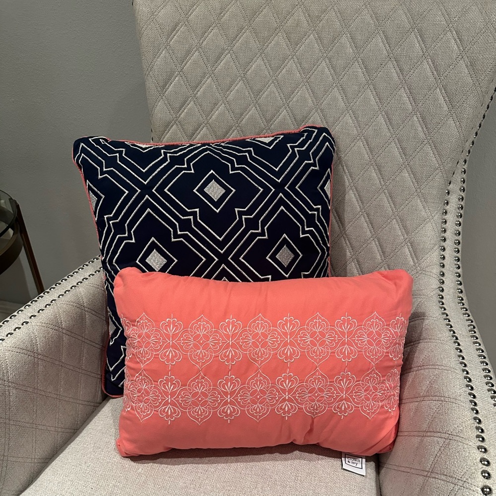 Crown & Ivy Coral and Navy Pillow Set